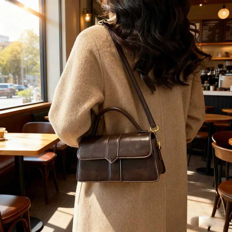 Autumn and Winter Retro Portable Small Square Bag Womens New High-end Sense Niche Popular Shoulder Crossbody Bag Mobile Phone CT251205