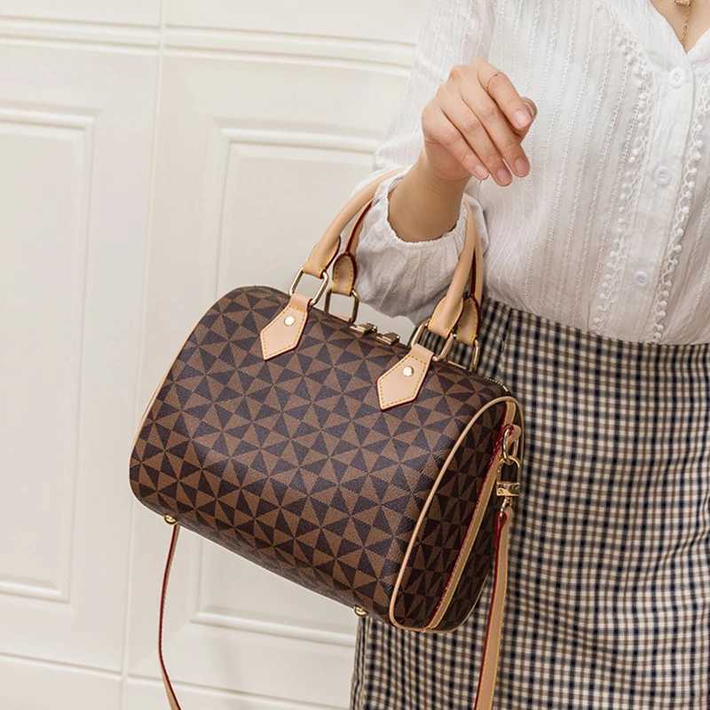 2025 Womens New Boston Pillow Bag Simple and Versatile Crossbody Bag Old Flower Handbag Retro Shoulder BagT251205