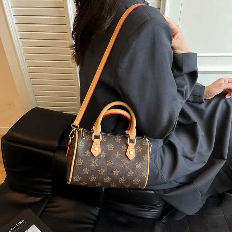 A New 2025 Vintage Boston Pillow Bag with Floral Patterns for Women A High-end Single-shoulder Crossbody Small HandbagT251205