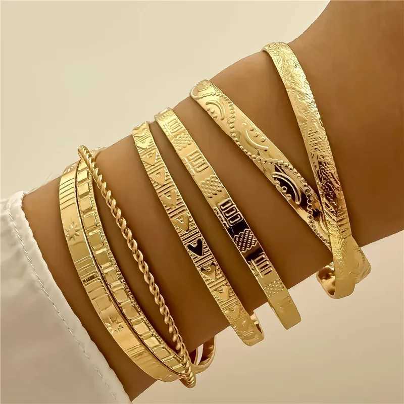 7 Pcs/Set Punk Gold Color Bracelets for Women Streetwear Goth Heart Prints Metal Design Open Bangle Fashion Jewelry Gifts 2024 W251206