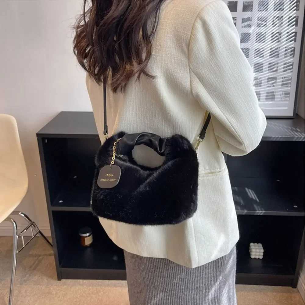Fashionable Cute Plush Shoulder Bag for Womens Solid Color Soft Fluffy Handbag Autumn Winter Soft Plush Crossbody BagT251206