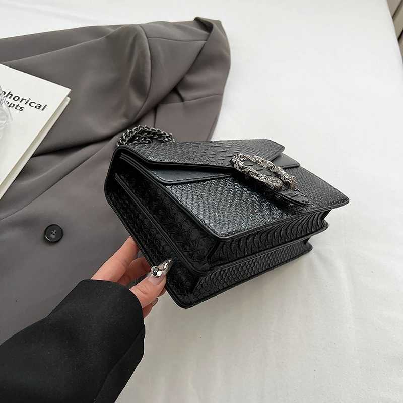 Retro Style Fashion Chain Shoulder Bag for Women Snake Pattern Crossbody Small Square Bag Trendy AccessoryT251205