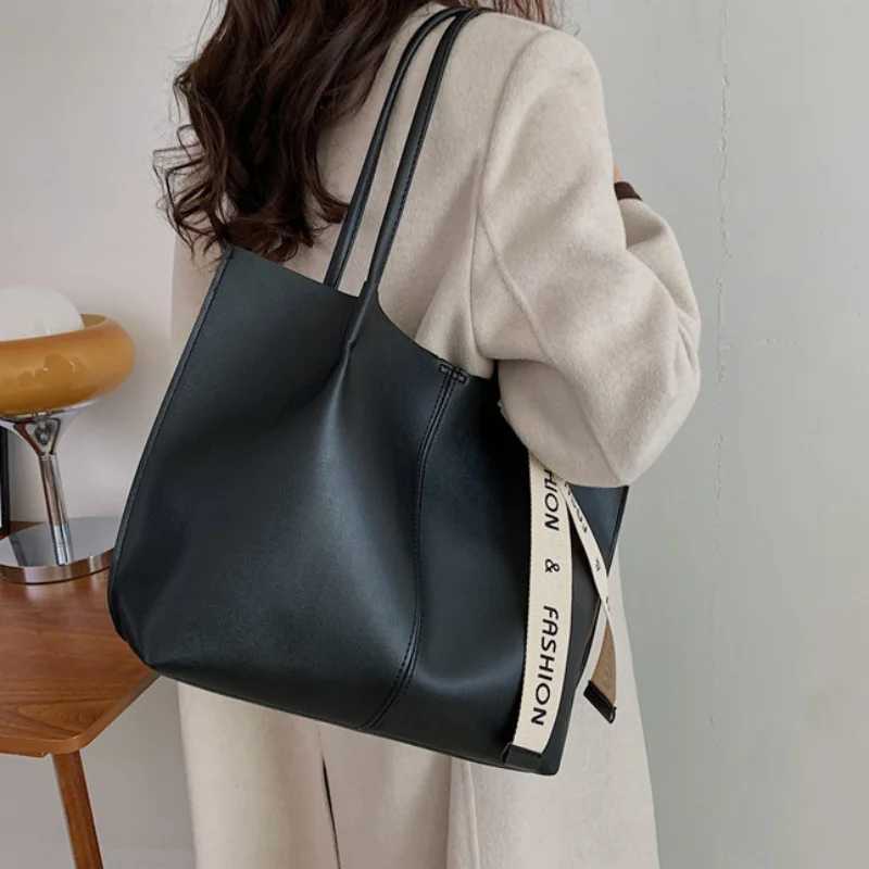 Chic Large Capacity Tote Bag for Women - Fashionable Shoulder Handbag with Polyester Lining Available in Brown/BlackT251205