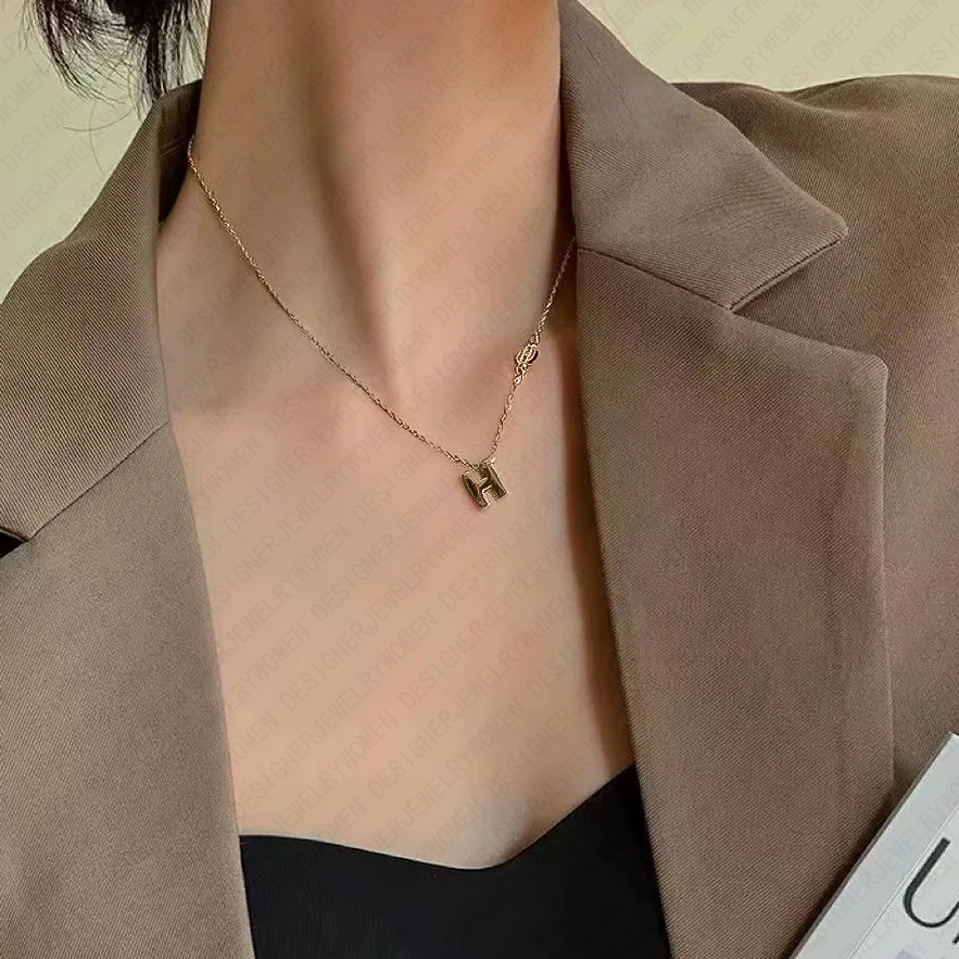 Designer Necklace Necklace for Women Letter Initial Necklaces Gold Chain Layered Luxury Jewlery Designer for Women Elegant Timeless Pendant Gift Spark