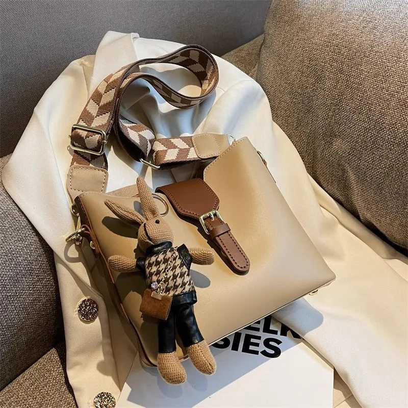 New womens bag with a premium feel wide strap crossbody bucket bag fashionable and trendy must-have popular designT251206