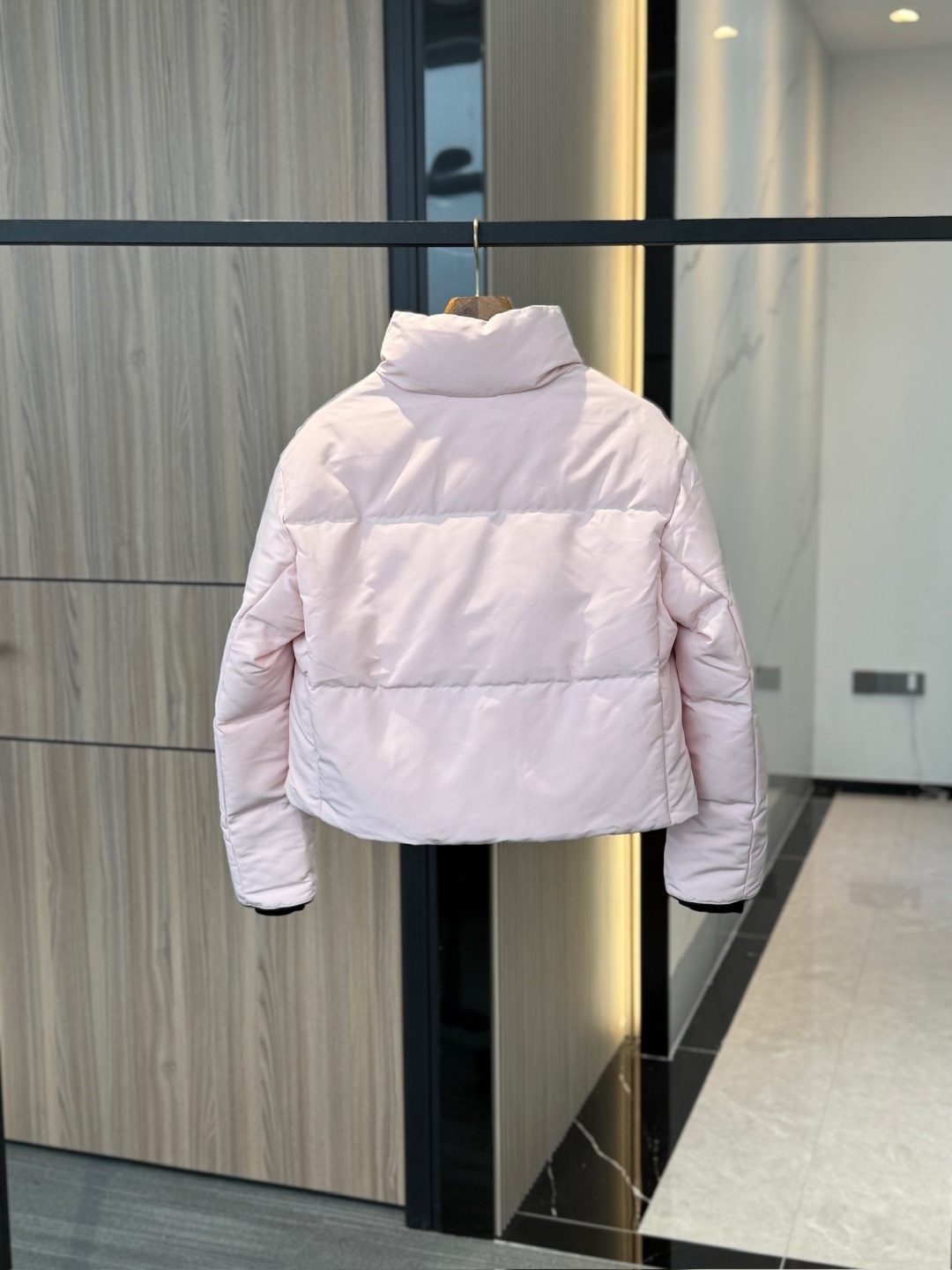 Women's short down jacket for 2025, stylish, sophisticated and versatile.