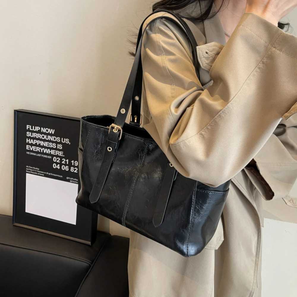 2025 New Korean Retro PU Leather Chain Shoulder Bags Women Fashion Black Large Capacity Tote Bag Female High-quality HandbagsT251205