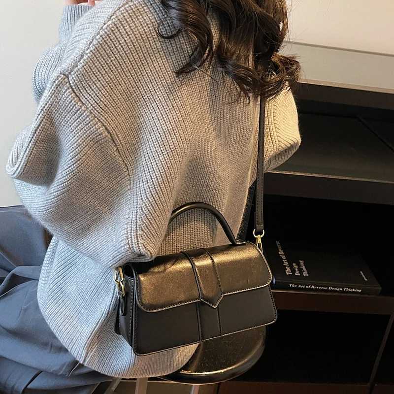 Autumn and Winter Retro Portable Small Square Bag Womens New High-end Sense Niche Popular Shoulder Crossbody Bag Mobile Phone CT251205