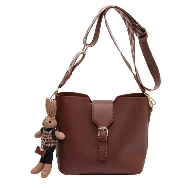 New womens bag with a premium feel wide strap crossbody bucket bag fashionable and trendy must-have popular designT251206