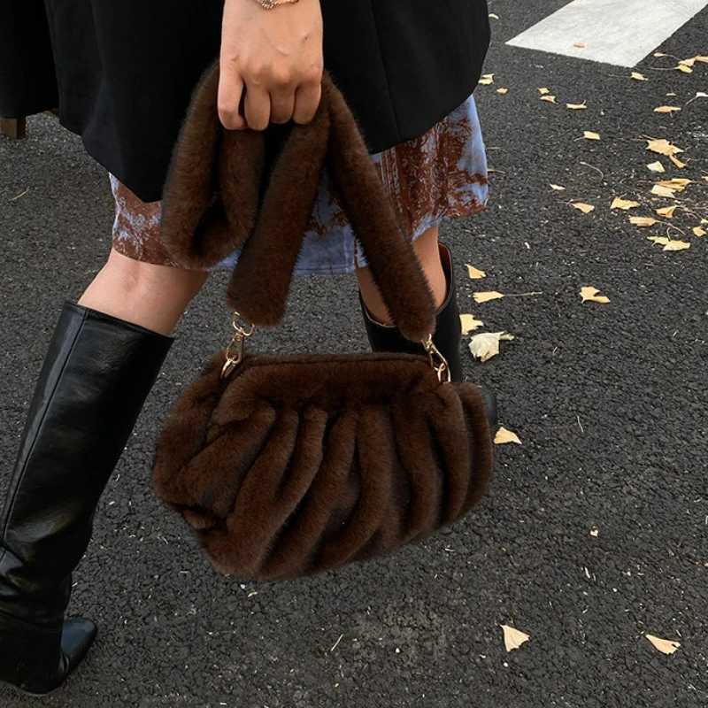 New Comfortable Versatile Texture Top Clutch Bag Women Winter Fluffy Cloud Crossbody Bag Retro Furry Commuting Storage BagT251206