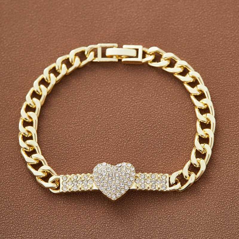Elegant Luxury Inlaid Zircon Heart Bracelet for Women Fashion Cuban Chain Chic Engagement Wedding Jewelry Gift W251206