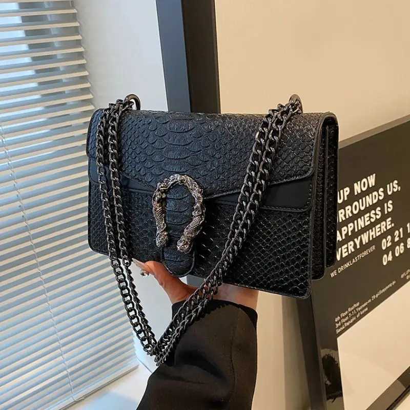 Retro Style Fashion Chain Shoulder Bag for Women Snake Pattern Crossbody Small Square Bag Trendy AccessoryT251205