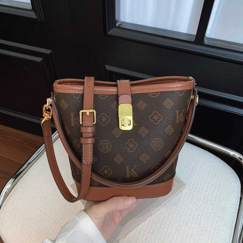 Luxury Minimalist Crossbody Bag For Women Elegant Leather Classic With Paris Fashion Letter And ShopperT251205