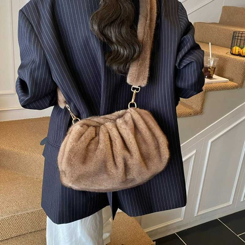 New Comfortable Versatile Texture Top Clutch Bag Women Winter Fluffy Cloud Crossbody Bag Retro Furry Commuting Storage BagT251206