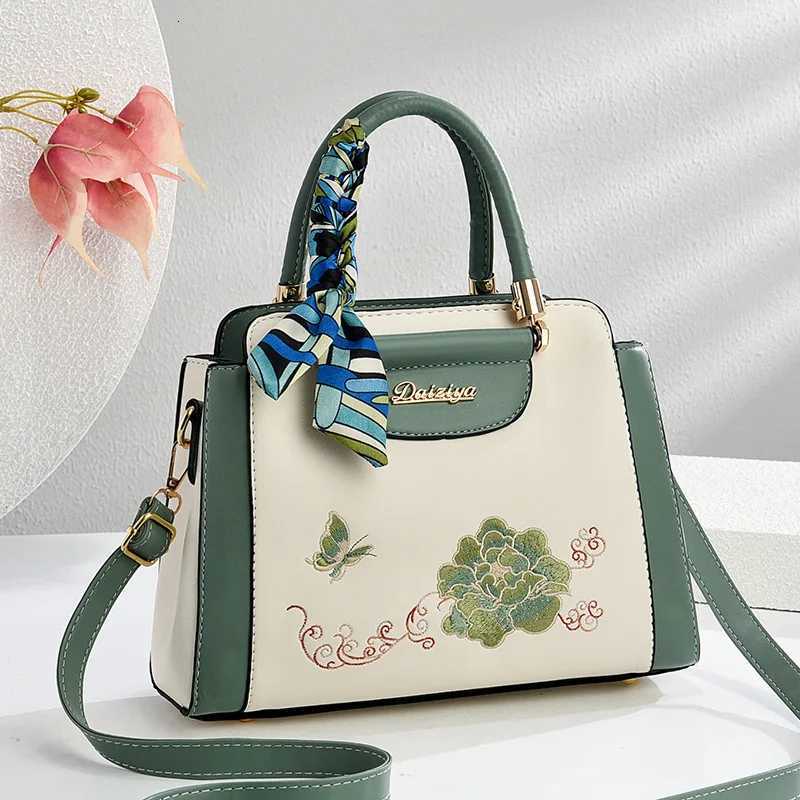 Fashion Luxury Handbags Womens Shoulder Bags Temperament Mom Elegant Retro Crossbody Bags High Capacity Tote Bag Wedding BagsT251205