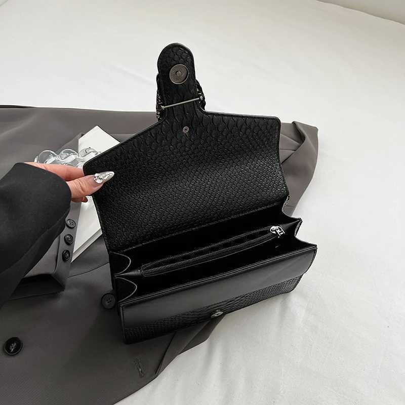 Retro Style Fashion Chain Shoulder Bag for Women Snake Pattern Crossbody Small Square Bag Trendy AccessoryT251205
