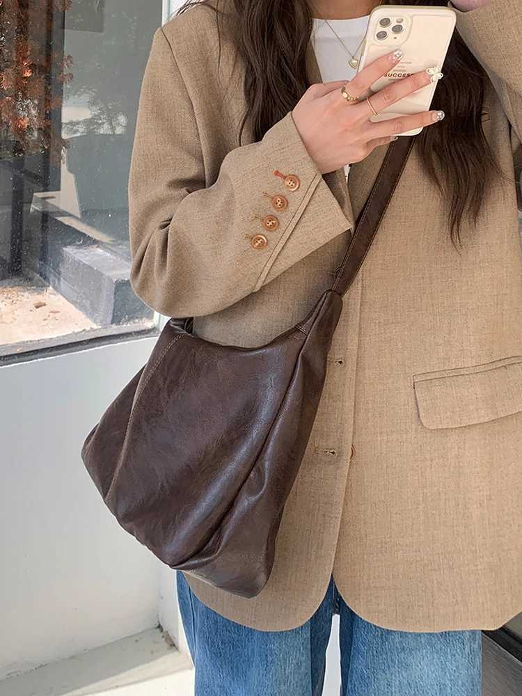 2025 New Autumn/Winter Vintage Bag Large Capacity Shoulder Bag Fashion and Leisure Womens Daily Commuting Womens BagT251205