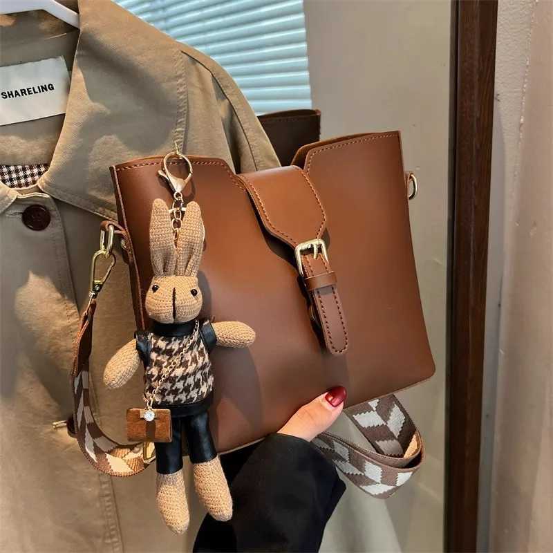 New womens bag with a premium feel wide strap crossbody bucket bag fashionable and trendy must-have popular designT251206