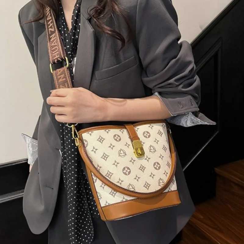 Retro Floral Bucket Bag for Women New European and American Fashionable Printed Handbag Single-shoulder Crossbody BagT251205