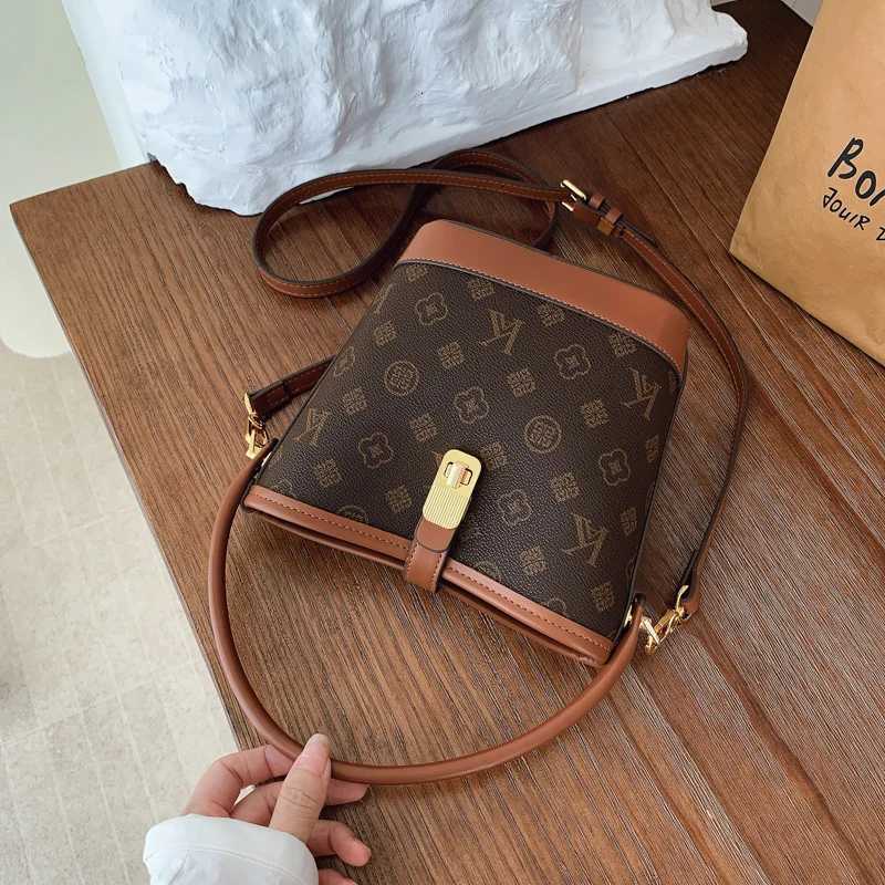 Luxury Minimalist Crossbody Bag For Women Elegant Leather Classic With Paris Fashion Letter And ShopperT251205