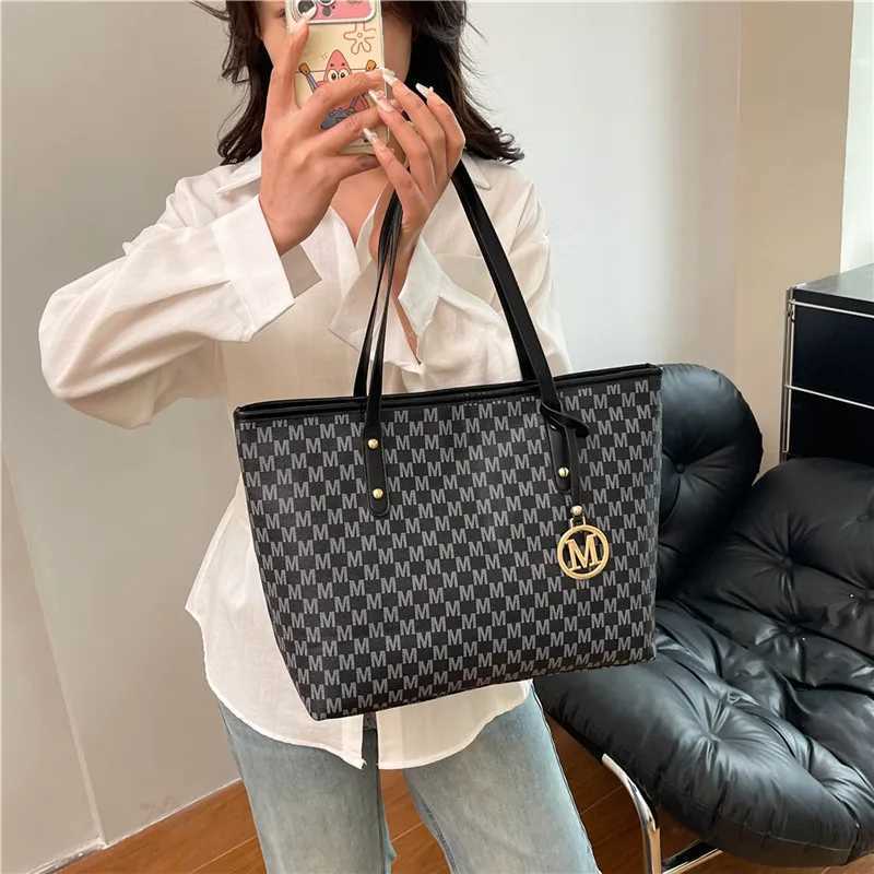 Large Capacity Commuting Tote Bags Fashionable Printed Pu Leather Handbag for Women College Students Class Handbags Shoulder BagT251205
