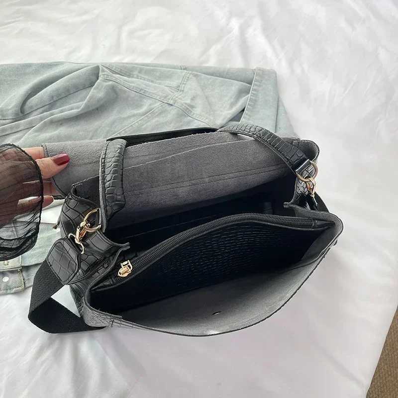 Crocodile Pattern Crossbody Bag For Women Black Shoulder Bag Brand Designer Women Bags Luxury PU Leather Flap Messenger HandbagT251205