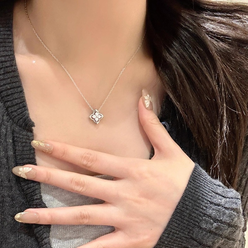 Light Luxury High End Twin Clover Diamond Necklace With Dynamic Detachable Design Exquisite And Fashionable Simple Collarbone Chain Premium Gifts