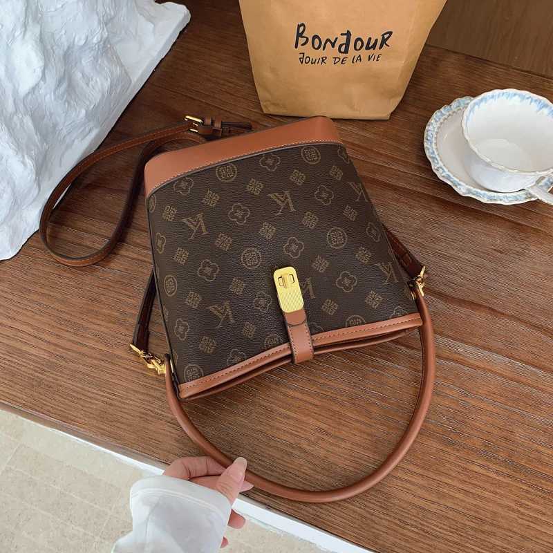 Luxury Minimalist Crossbody Bag For Women Elegant Leather Classic With Paris Fashion Letter And ShopperT251205