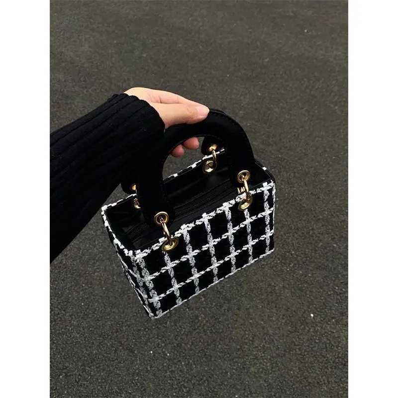 New advanced bag woolen cloth 2025 new niche design Crossbody bag online celebrity explosions Joker portable Diana handbagT251206