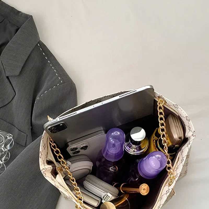 Women Luxury Design New Presbyopic Handbag Large Capacity Handbag Fashion Printing Shoulder Bag Trendy Shopping Bag with pendantT251205