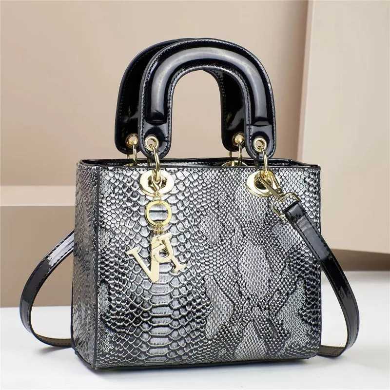 Luxury Brand Designer WomenS Handbag Classic Retro Shoulder Bag Fashionable Casual Crossbody Bag Versatile Small Square BagT251205