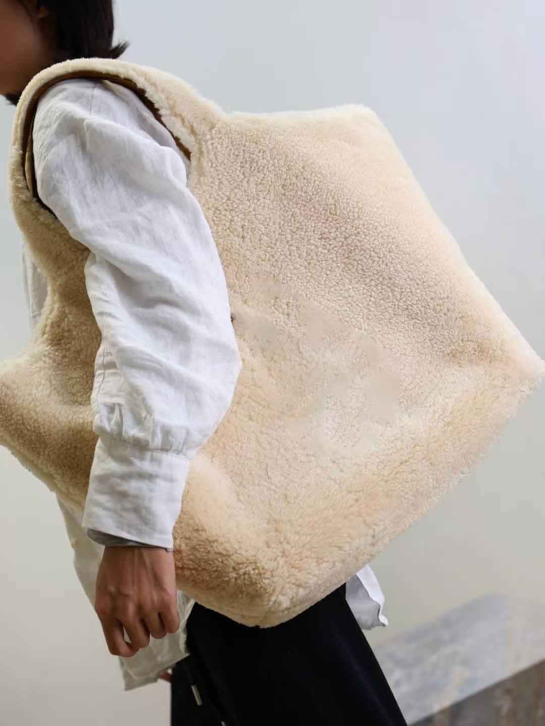 ICARE in shearling 47cm niki oversized in shearling designer shouder bag cassandre envelope bags large capacity ladies chain bag fall and winter style fluffy bag