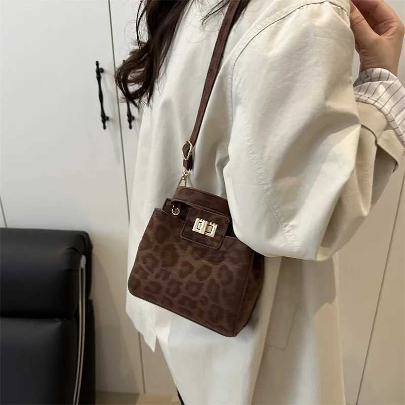 Chic Banquet Leopard Print Crossbody Bag Stylish Women Tote Bag Retro Buckle Handbag Underarm Shoulder Bag for Women Daily UseT251205