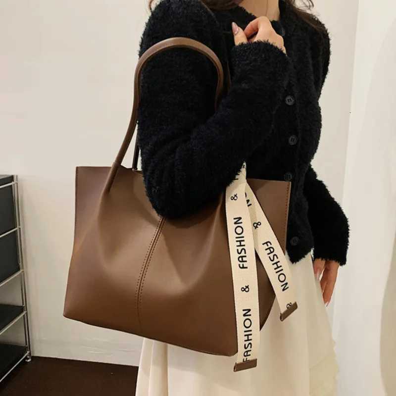Chic Large Capacity Tote Bag for Women - Fashionable Shoulder Handbag with Polyester Lining Available in Brown/BlackT251205