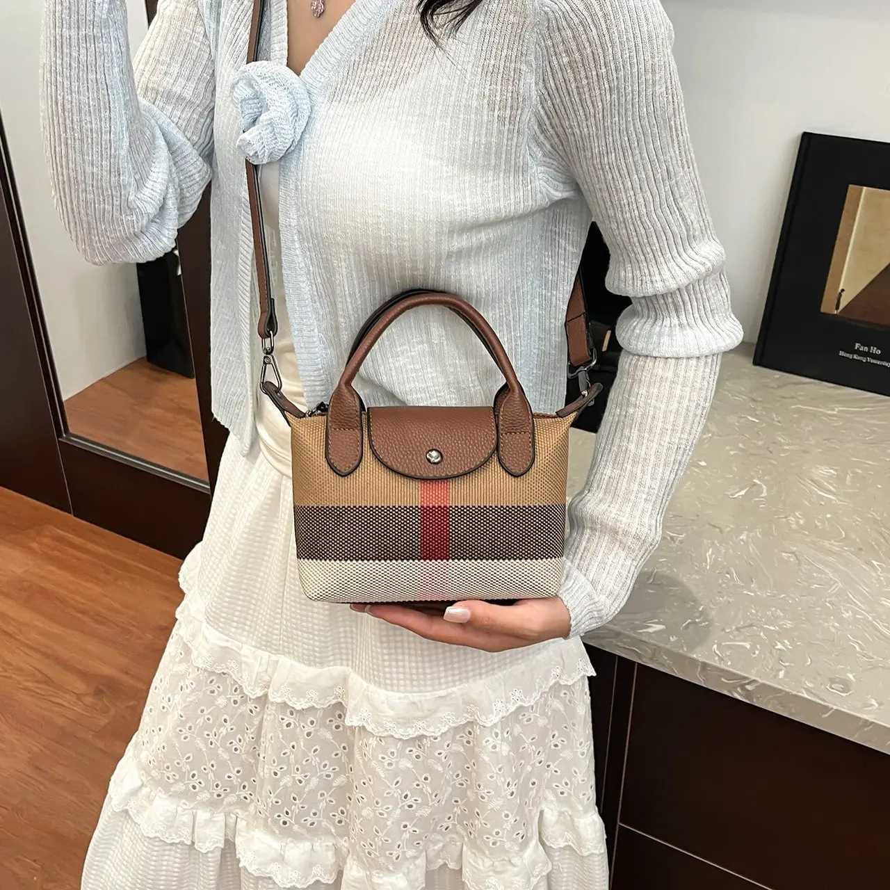 2025 New Niche - designed Womens Textured Shoulder Messenger Bag Commuter - friendly Casual Plaid HandbagT251205