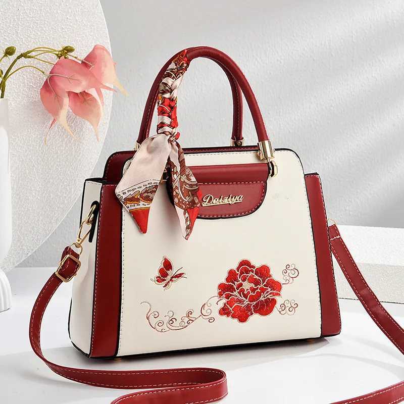 Fashion Luxury Handbags Womens Shoulder Bags Temperament Mom Elegant Retro Crossbody Bags High Capacity Tote Bag Wedding BagsT251205