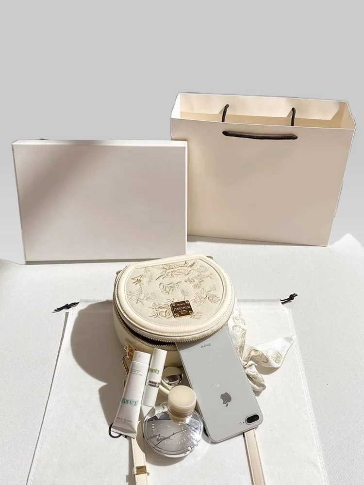 Retro and Luxury Circular Handbag with Contrast Color and Embroidery Printing Flower Womens Portable and Fashion Crossbody BagT251205