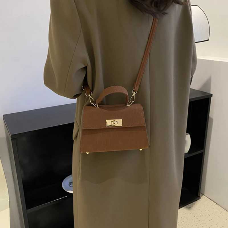 Luxury Fashion Small Square Bag Brand Design Advanced Leather Lock Simple Commuting Solid Color Texture Handbag Messenger BagT251206