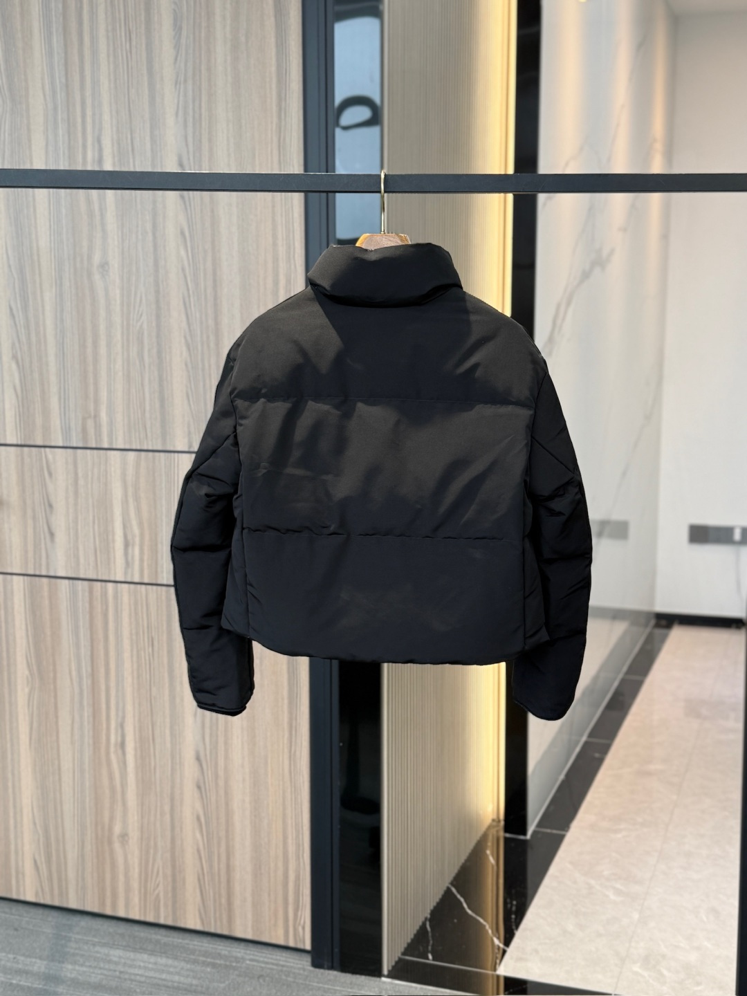 Women's short down jacket for 2025, stylish, sophisticated and versatile.