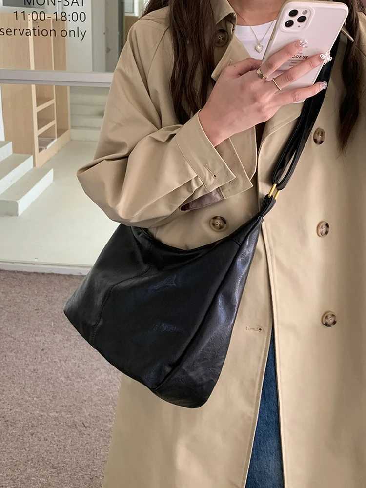 2025 New Autumn/Winter Vintage Bag Large Capacity Shoulder Bag Fashion and Leisure Womens Daily Commuting Womens BagT251205