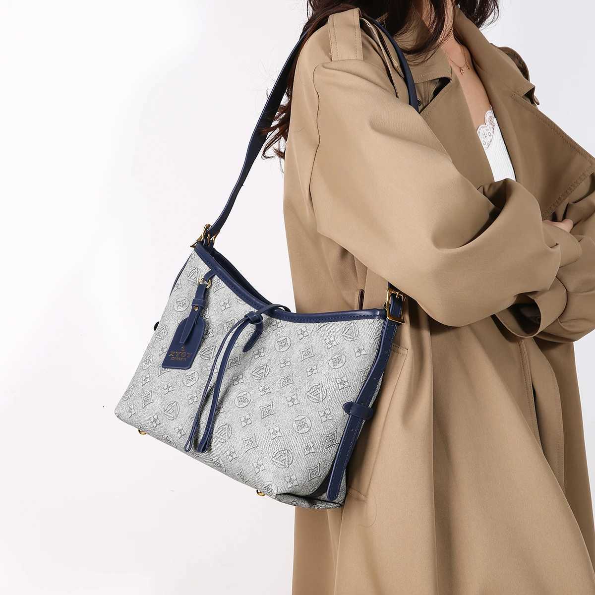 Large-Capacity Bag for Women 2025 New Trendy Autum Fashion Commuter Tote Bag Crossbody Bag Foreign Style Single Shoulder ArmpitXJ251206