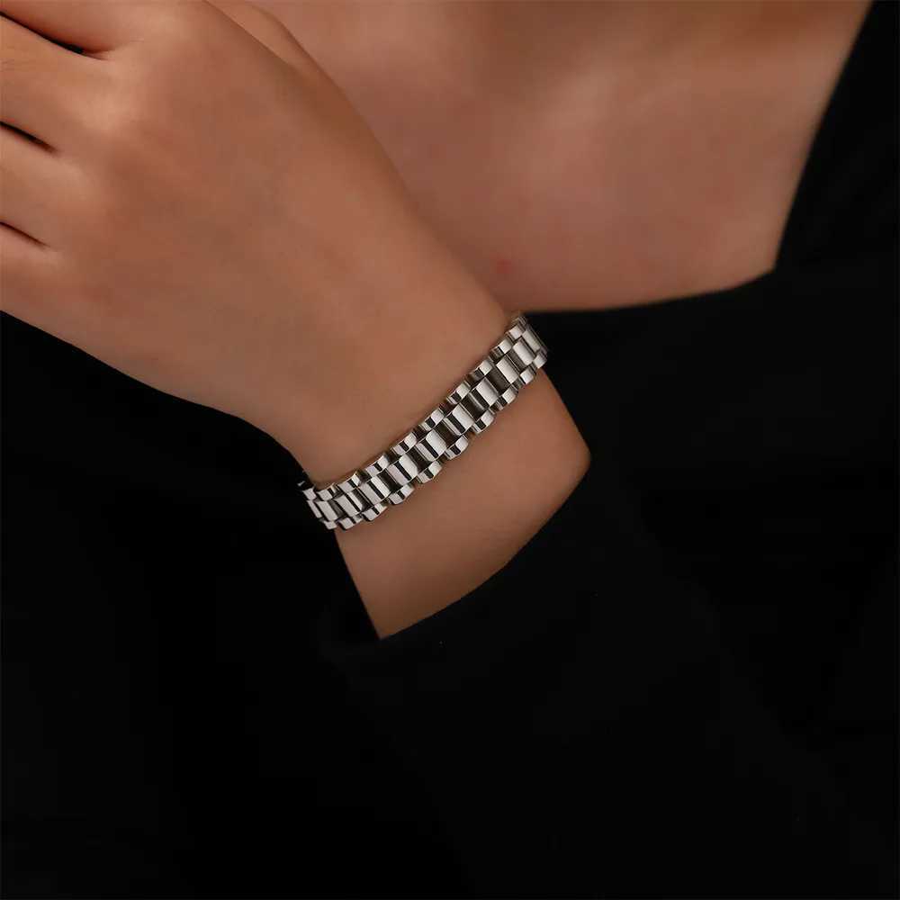 The wholesale of the new 12MM electroplated multi-color stainless steel bracelet is selling well W251206