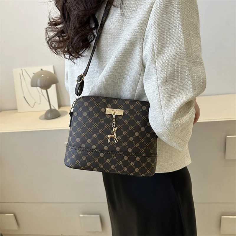 PU Leather Women Shoulder Bag Female Deer Pendant Handbags Girl Small Crossbody Bag Fashion Shell Shape Messenger Bag BolsosT251206