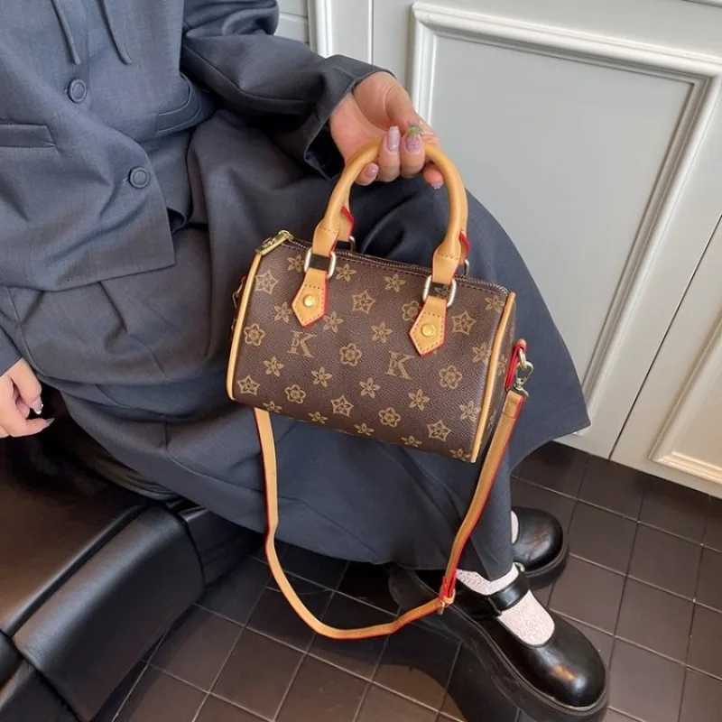 A New 2025 Vintage Boston Pillow Bag with Floral Patterns for Women A High-end Single-shoulder Crossbody Small HandbagT251205