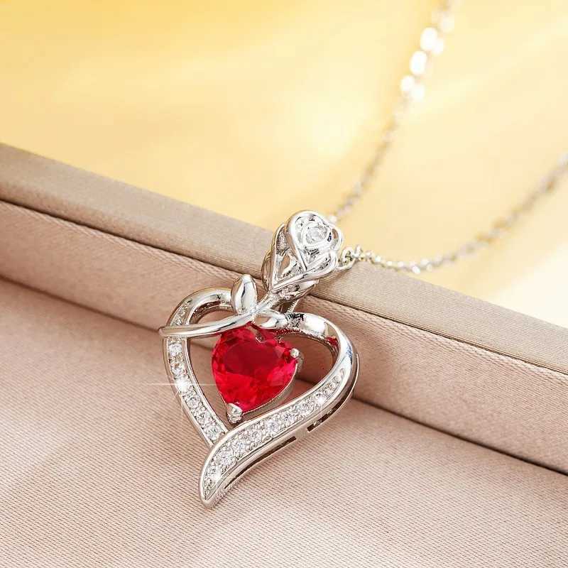 Elegant Style Heart shaped Pendant Necklace Hollow Design Mothers Day Gift Party Suitable for Best Friends Without Box W251206