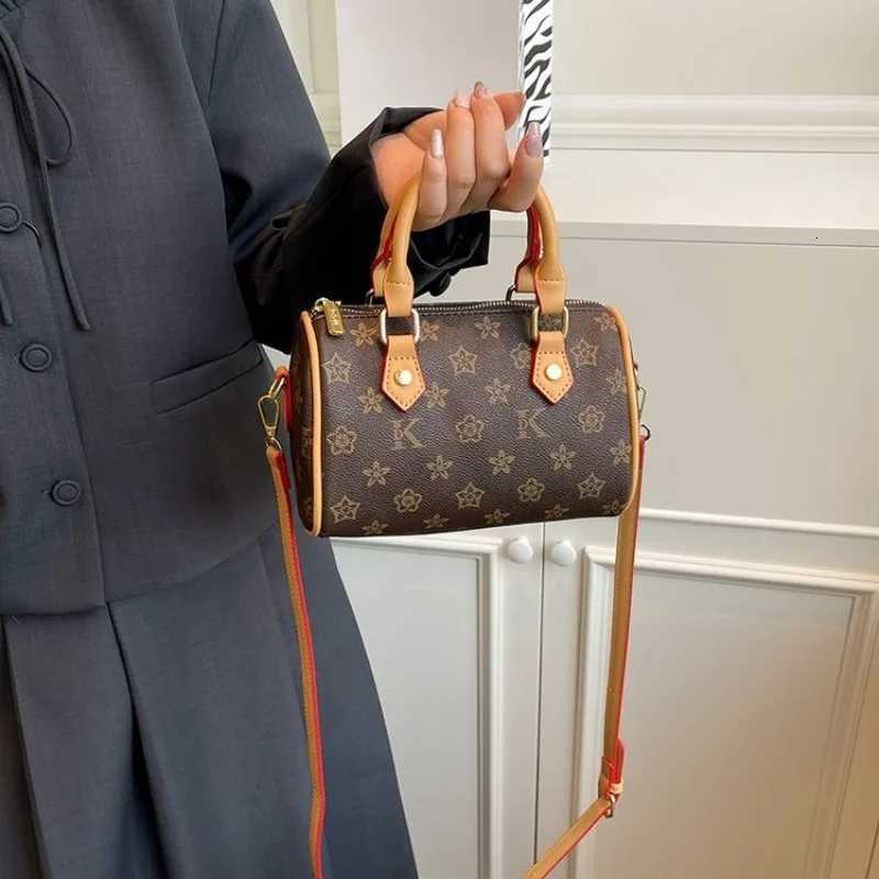 A New 2025 Vintage Boston Pillow Bag with Floral Patterns for Women A High-end Single-shoulder Crossbody Small HandbagT251205