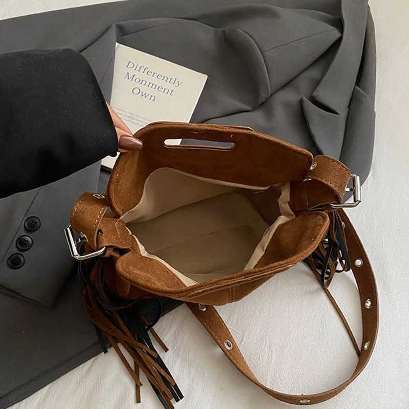 Fashion Womens Shoulder Bag High Quality Large Capacity Crossbody Bag Womens Wallet Phone Bag Solid Casual Tassel Bucket BagT251206