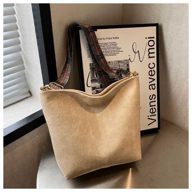 New fashion portable shoulder crossbody large capacity bucket bag womens bagT251205