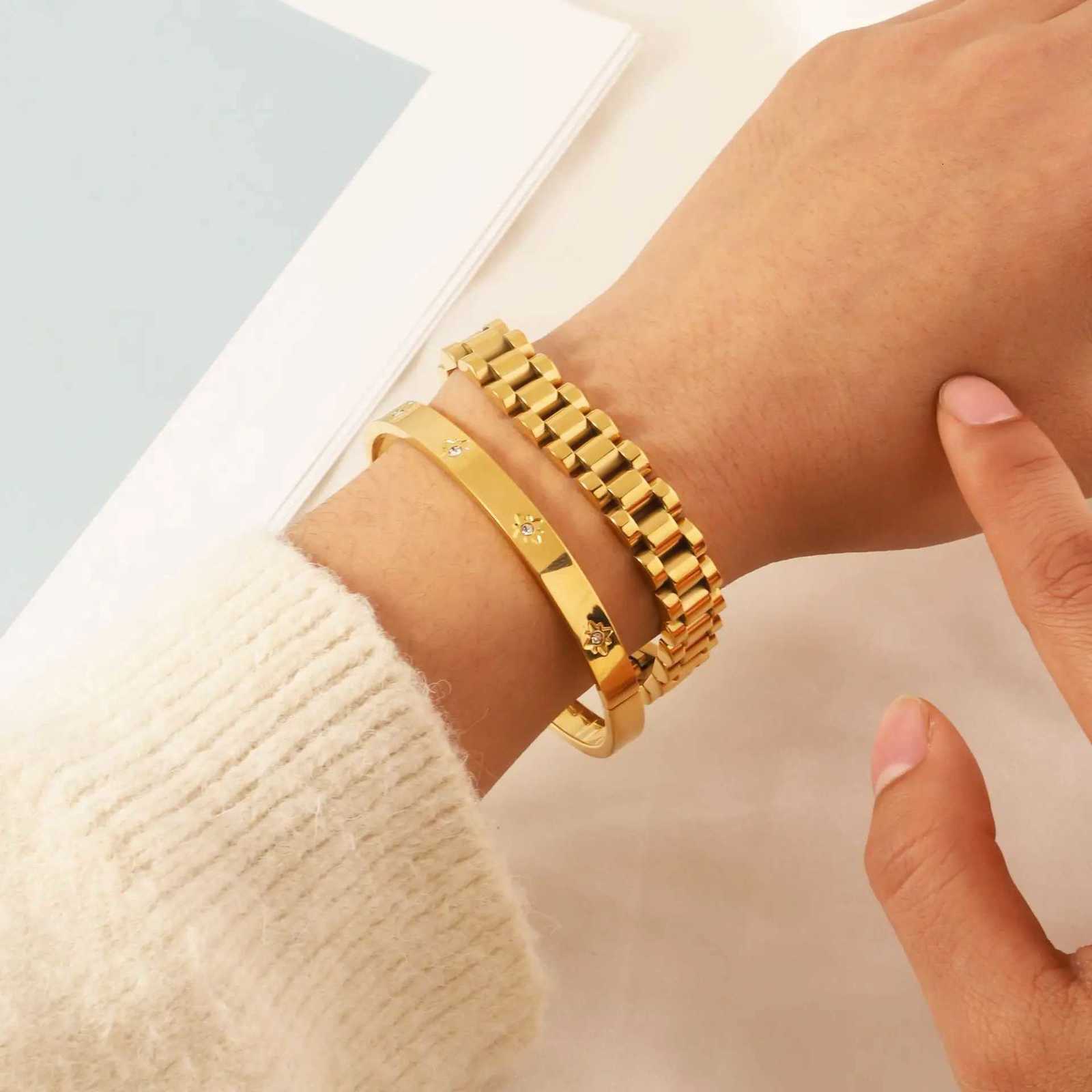 The wholesale of the new 12MM electroplated multi-color stainless steel bracelet is selling well W251206