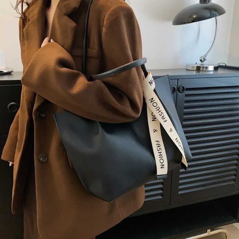 Chic Large Capacity Tote Bag for Women - Fashionable Shoulder Handbag with Polyester Lining Available in Brown/BlackT251205